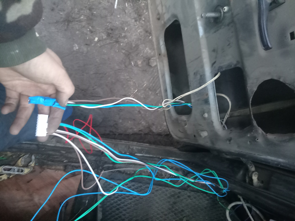 Длинна проводов после прокладки в двери показалась маловат, думал придётся наращивать — Lada 2120 Надежда