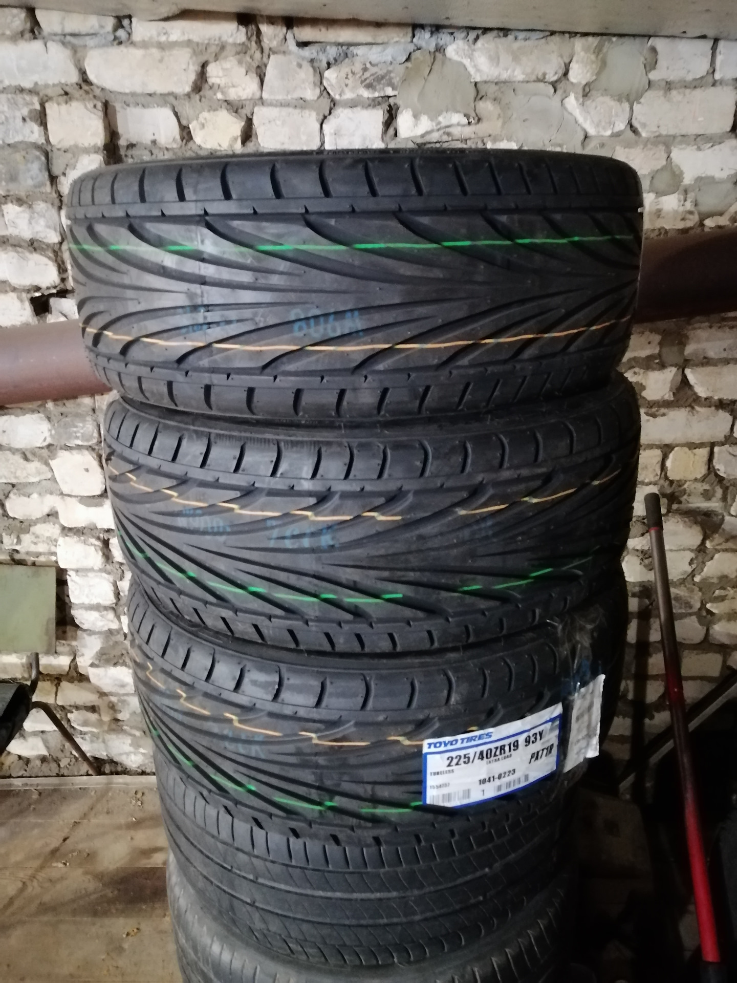 Шины toyo r19. 225/40 R19. 225.40 R19 новые.