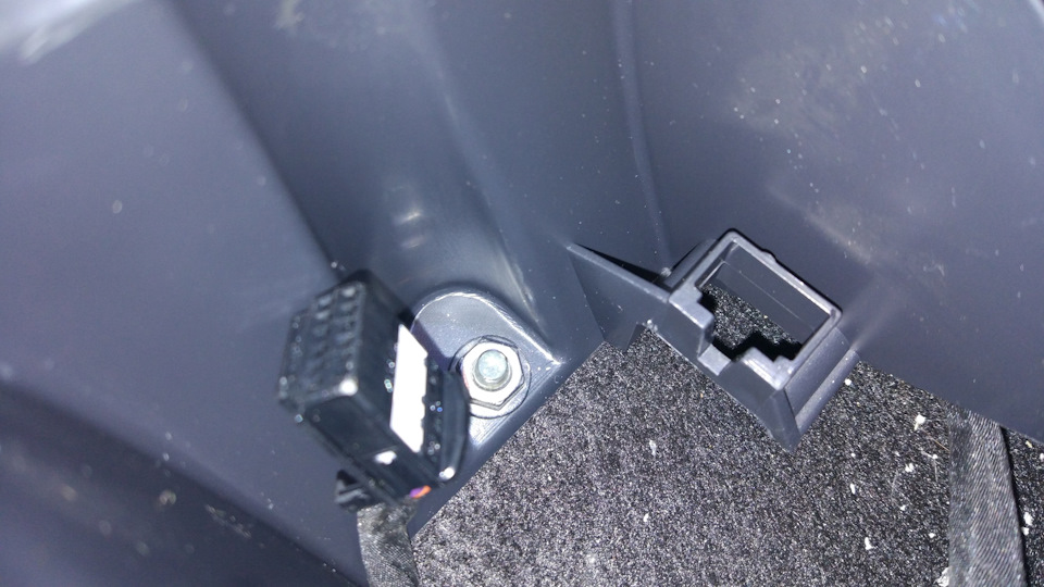 Вот это посадочное место, сверху-справа. Разъем даже защелкивается в нем. Это регулировка зеркал, аналогично для заднего прикуривателя. — Renault Duster (1G)