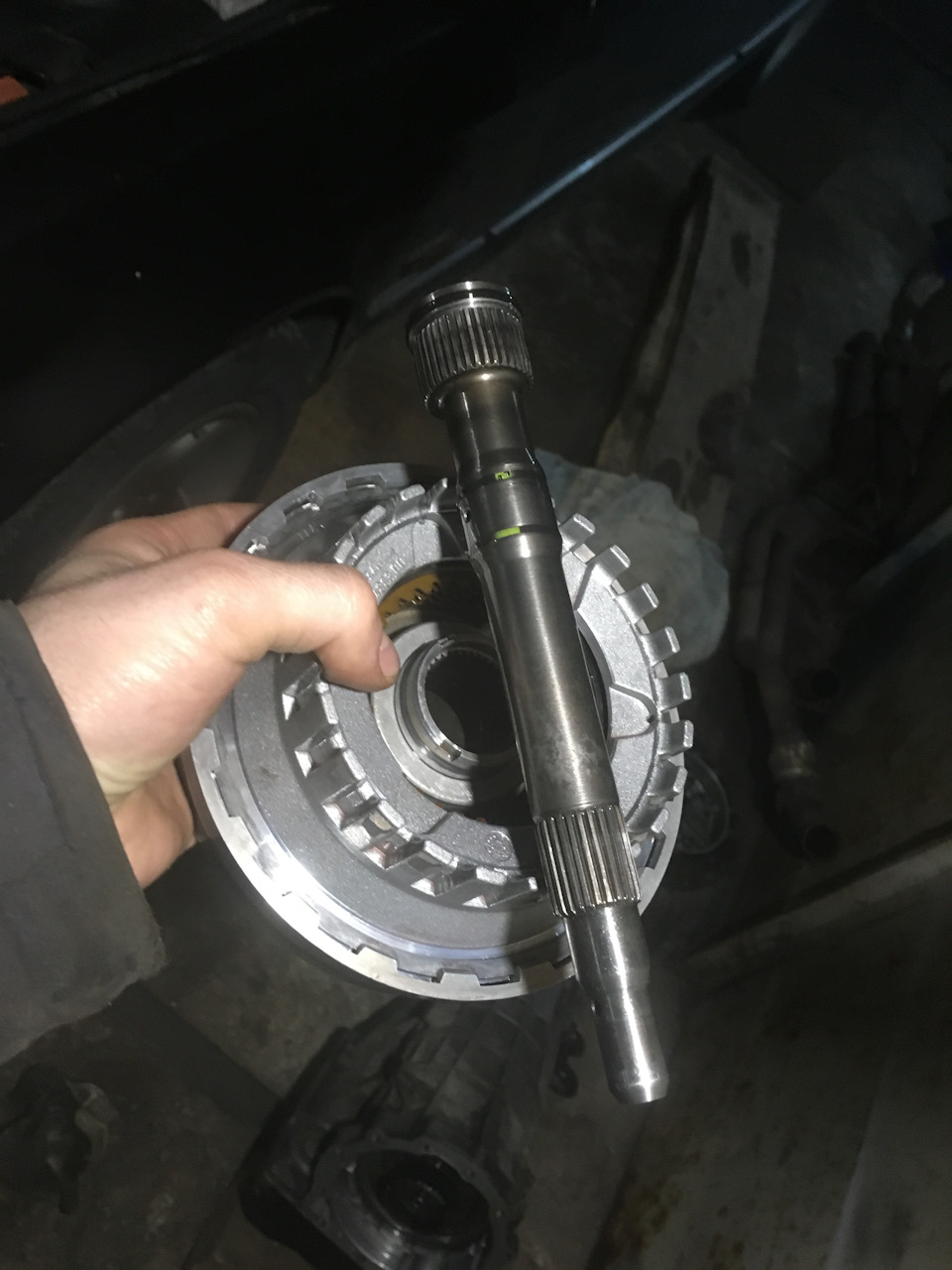 Zf4hp22 на ниву установка видео. QaAAAgFxReA 960. Zf4hp22 на ниву установка видео фото. Zf4hp22 на ниву установка видео-QaAAAgFxReA 960. картинка Zf4hp22 на ниву установка видео. картинка QaAAAgFxReA 960. Буквально вчера писал о пробном выезде, и о том чем он закончился.Прочесть можно здесь.На следующий день вернулся в гараж, и принялся скидывать коробку. В этот раз, процесс продвигался быстрее и снял я ее за 2ч30мин-намного лучше результат, чем в предыдущий раз.Вытянул, и принялся разбирать. Чтоб отдефектовать пакет форвард, нам нужно снять колокол со статором насоса. Для этого окручиваем эти болты: