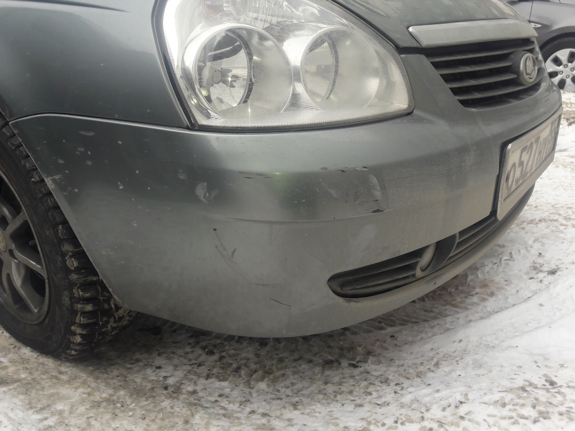 поцарапанный бампер. шоркнул машину во дворе. декоративные защитные полоски для колеса автомобиля. колеса бампера. диски brabus r22 monoblock g.