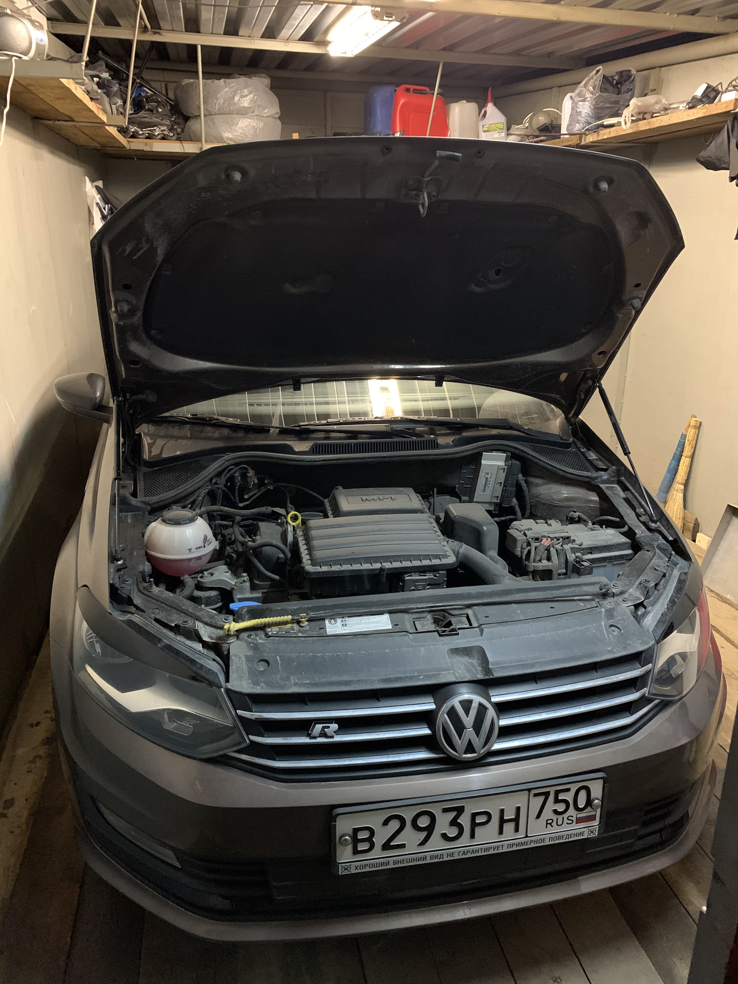 Упоры капота — Volkswagen Polo Sedan, 1,4 л, 2017 года | аксессуары ...