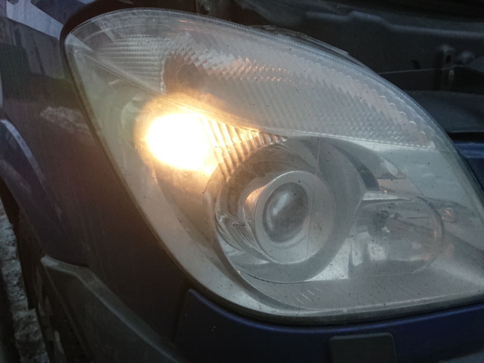 Замена габаритной лампы в фаре — Mercedes-Benz Sprinter (2G), 2,2 л ...