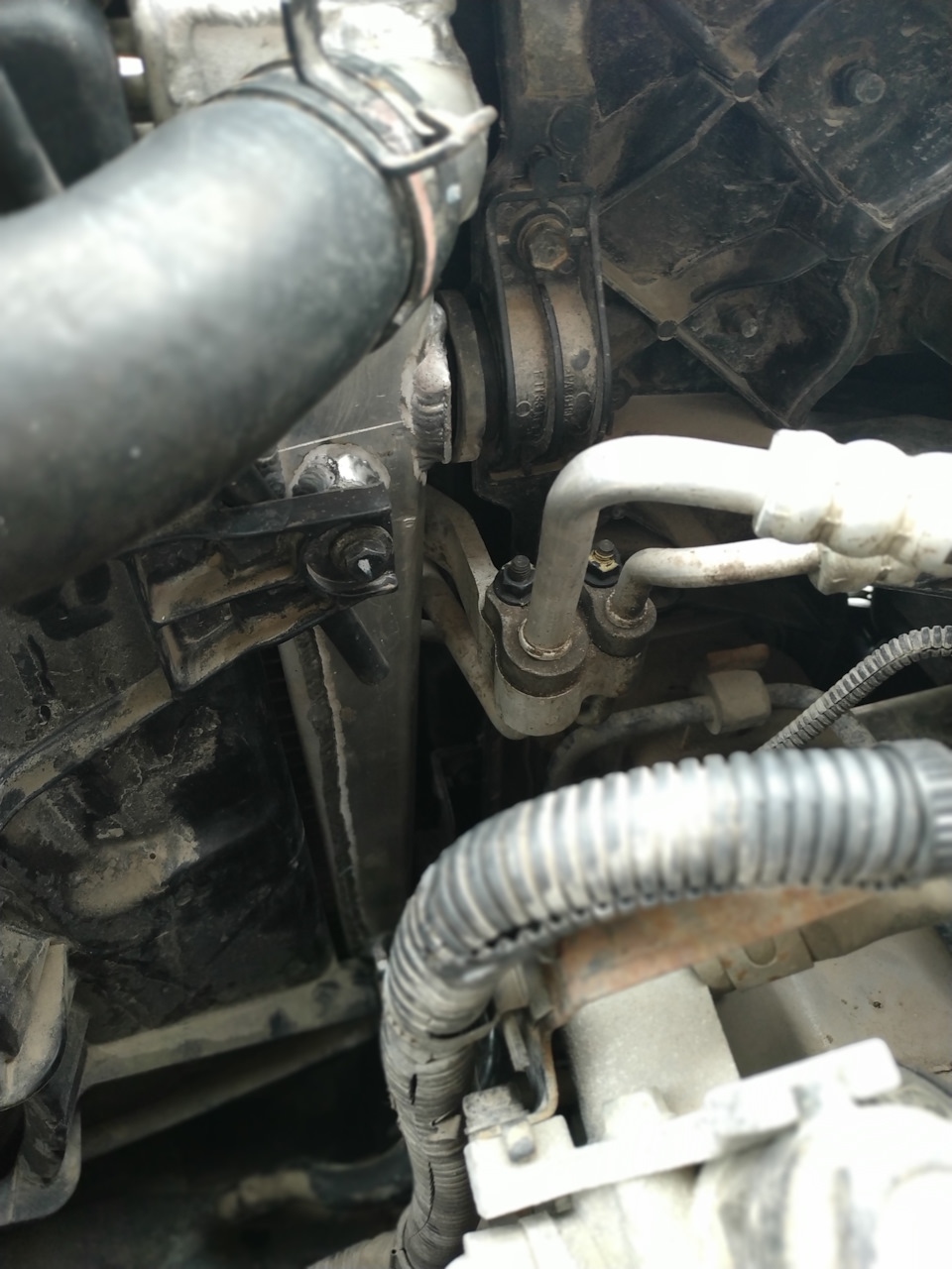 Потек правый бачок радиатора — KIA Sportage (2G), 2 л, 2009 года ...