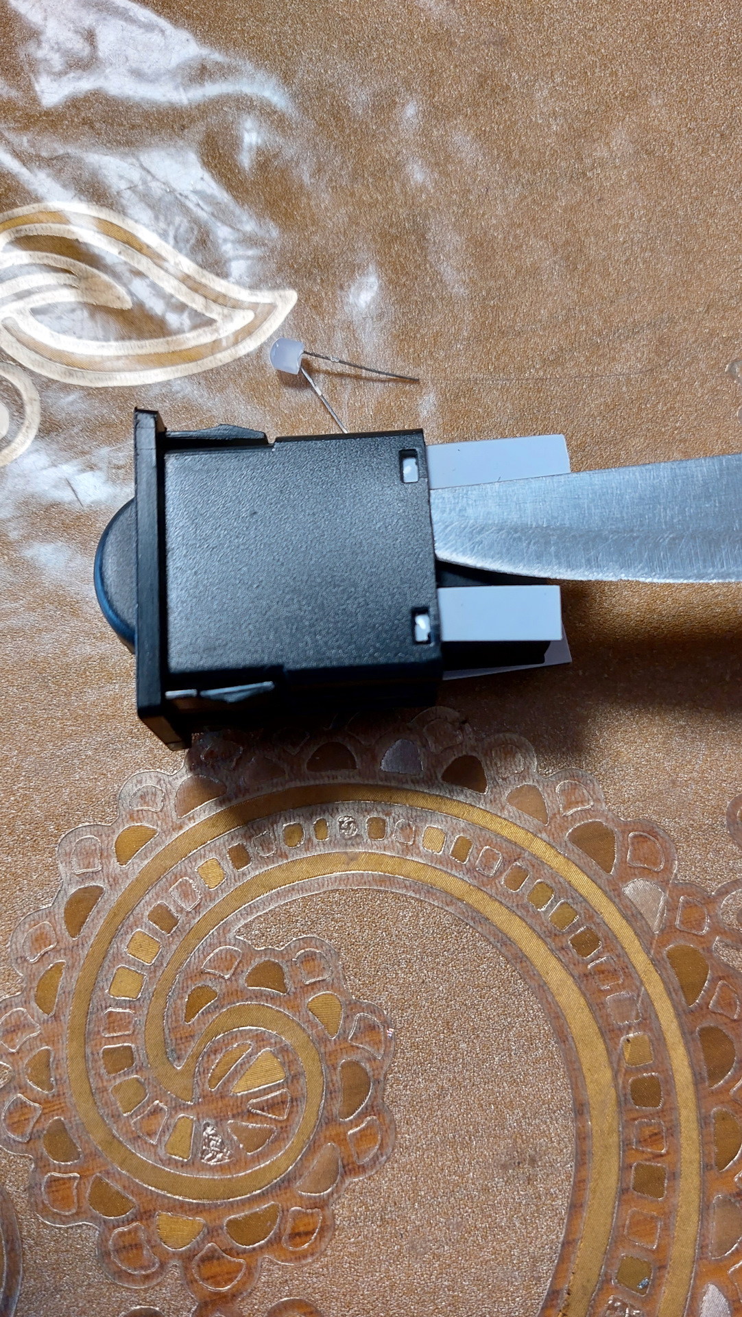 Замена лампочки накала на светодиод корректора фар — Toyota Corolla ...