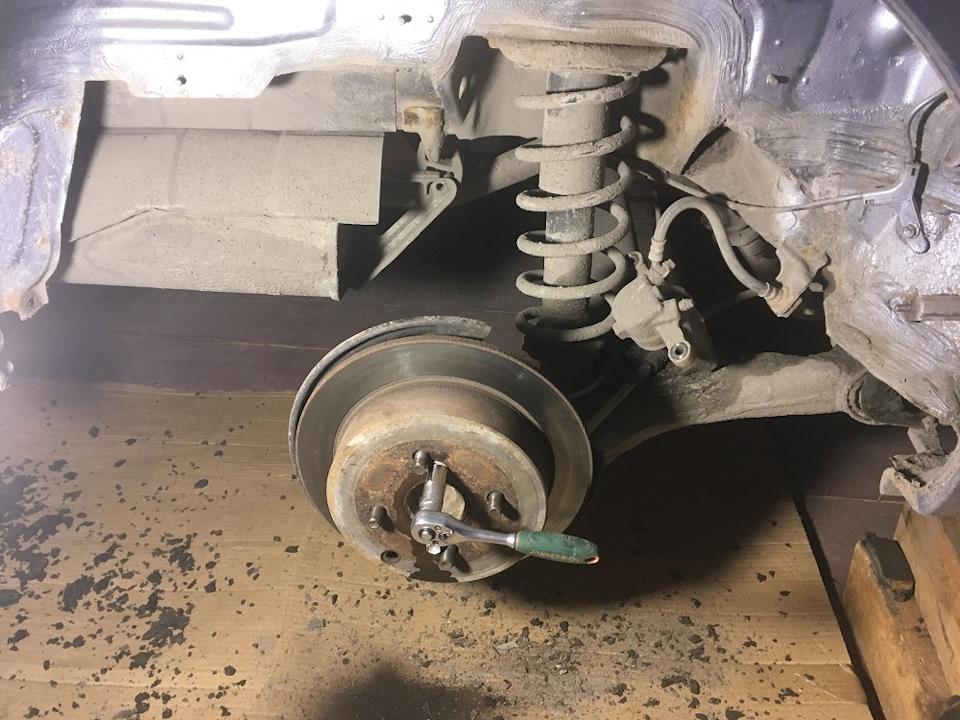 Замена задних тормозных дисков, снятие демпфера с короткого привода ...