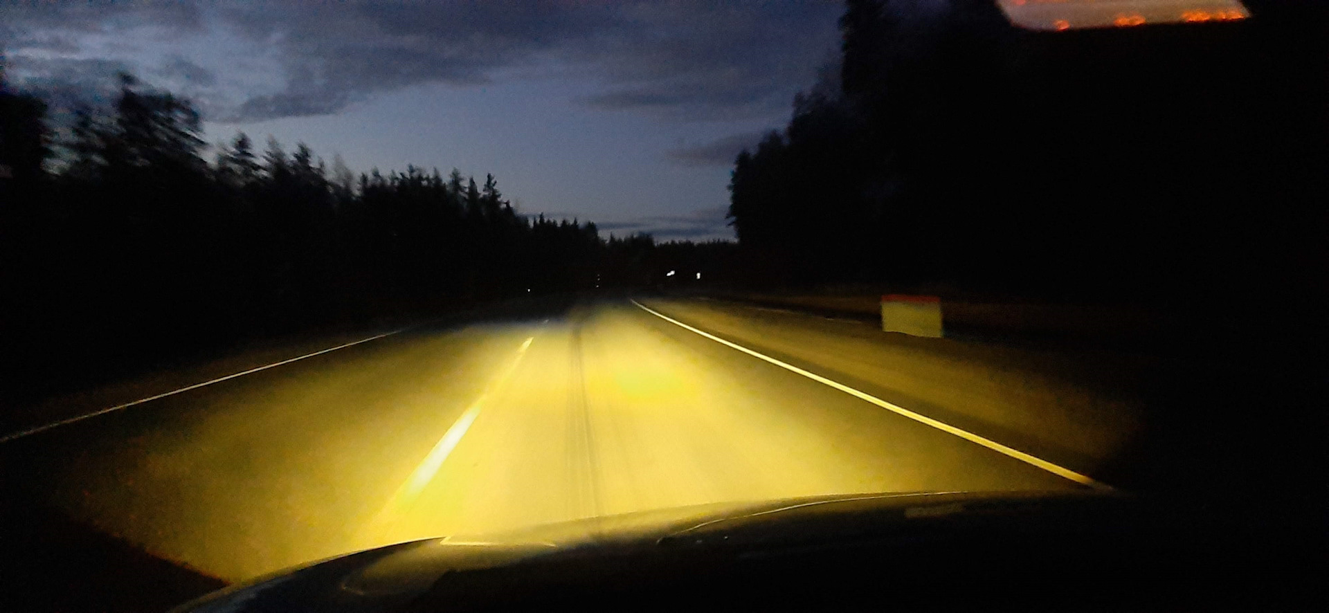 Желтый свет на дороге. Ближний свет bi led. Желтый свет фар на мокрой дороге. Желтый свет в линзах авто. Bi led на дороге.