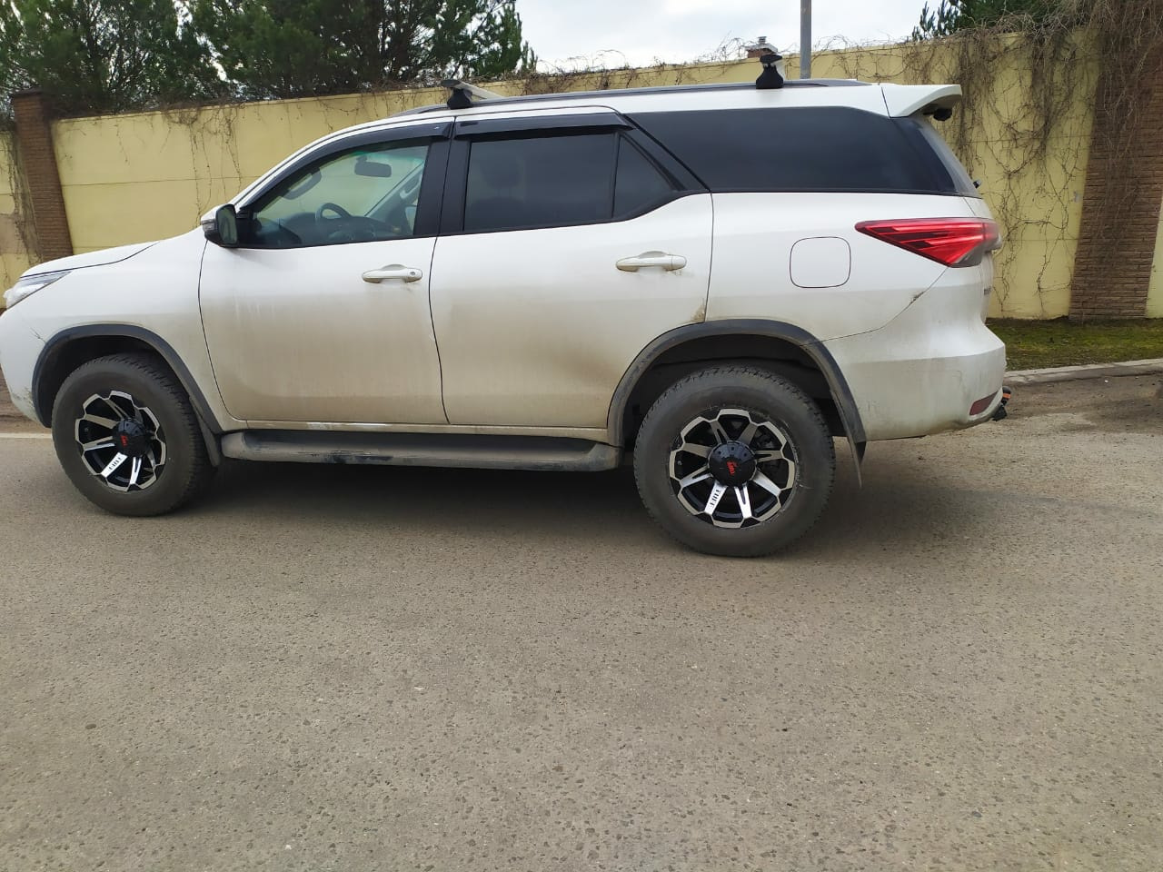 Fortuner шины. Toyota Fortuner 31 колеса. Диски Тойота фортунер 2018. Toyota Fortuner на 20 дисках. Тойота фортунер 2018 офф роуд.