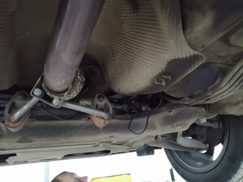 Микрофон с права на стабе — Lada Vesta SW Cross (1G)