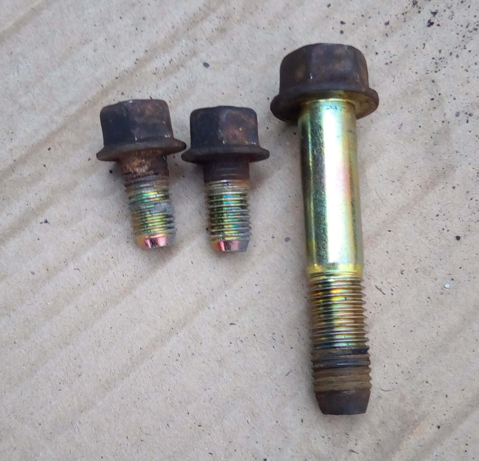 Болт крепления амортизатора задней двери