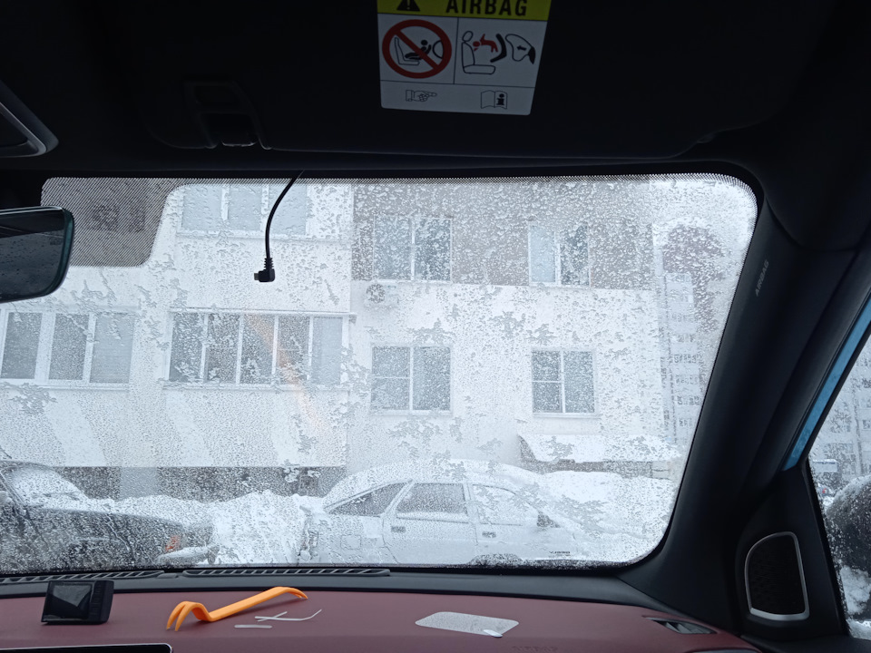 В потолке — Geely Coolray (1G)
