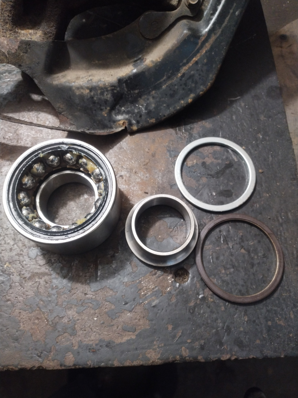 Снял магнитное кольцо со старого и снял защитное кольцо с обоймы нового подшипника.Процедура не хитрая. — Mazda 3 (1G) BK