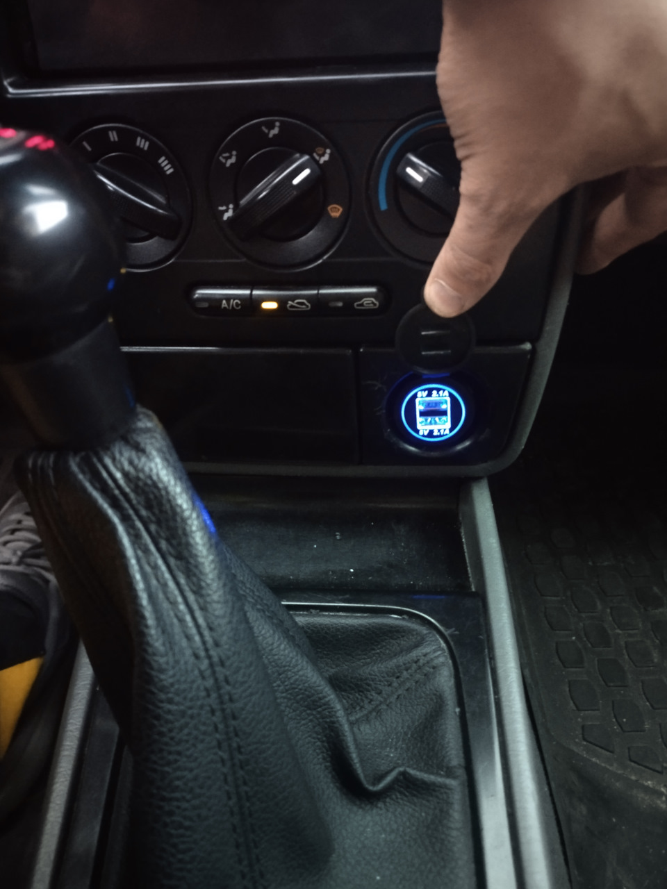 Розетка usb, вместо прикуривателя — KIA Spectra, 1,6 л, 2008 года ...