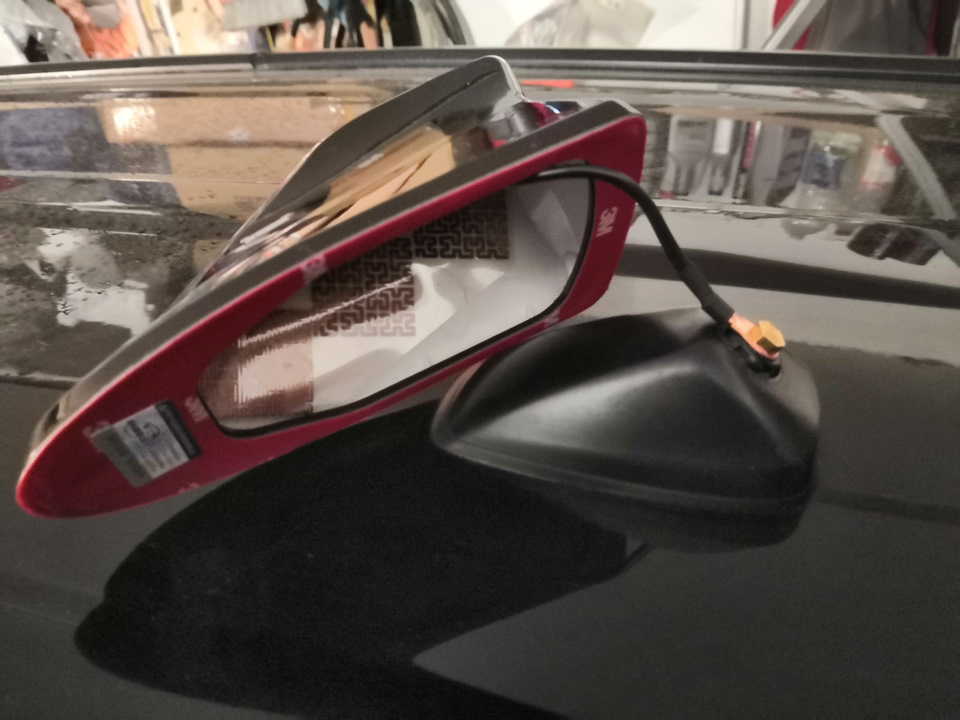 Таким образом осуществляется контакт с родным антенным модулем — Honda CR-V (RE). Запчасти на фото: 488343