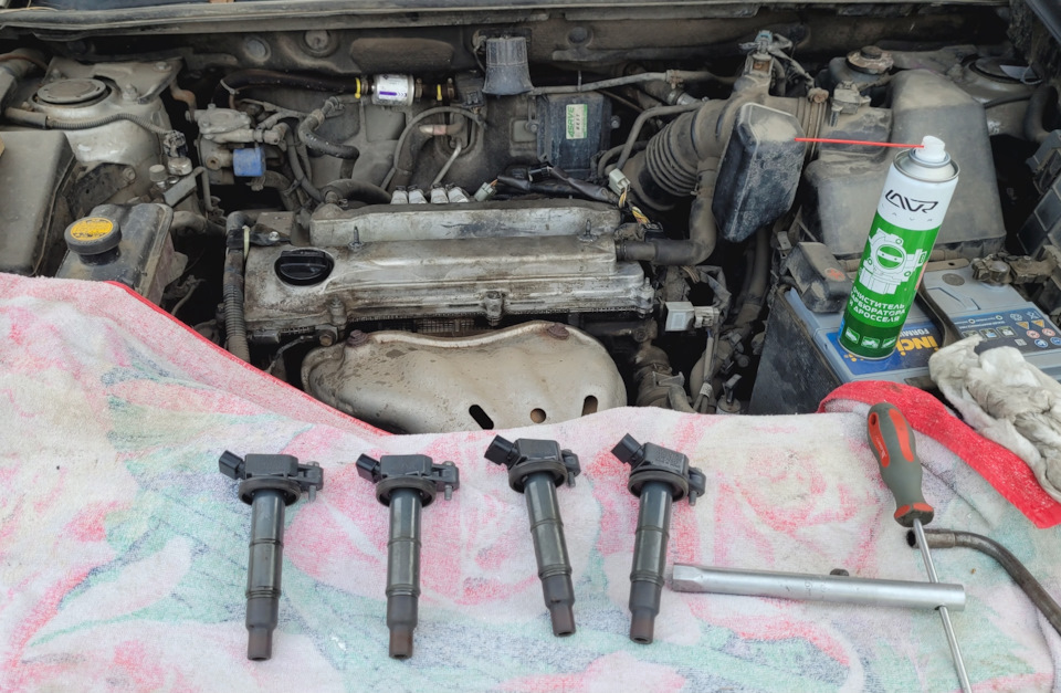 Лавром почистил отложения масла, подтянул центральные и правые гайки и болты крепления крышки — Toyota RAV4 (III)