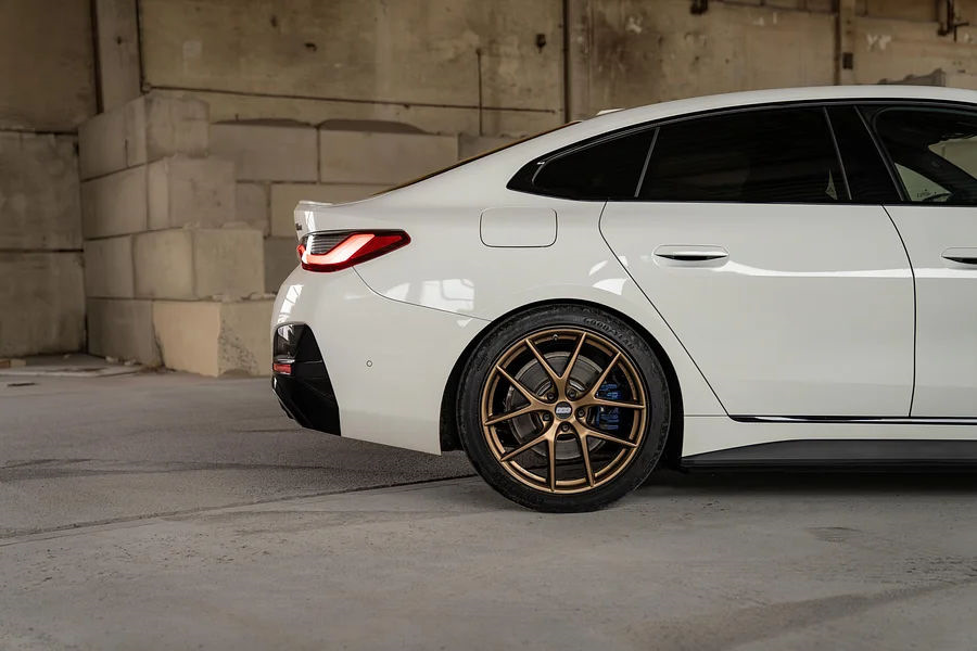 BMW i4 Gran Coupe выглядит лучше и идет дальше с новым комплектом ...