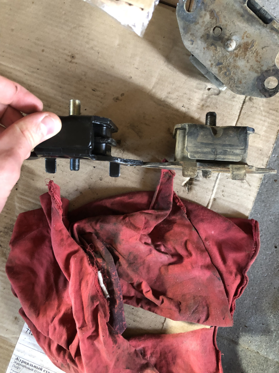 здесь разница в пине, из-за которого левую подушку не мог установить — Toyota Crown (S120)