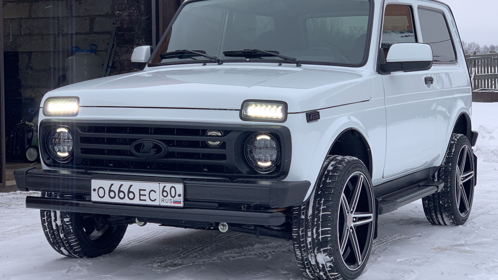 Lada 4x4 3D 1.7 бензиновый 2014 | white/black/18 Vossen на DRIVE2