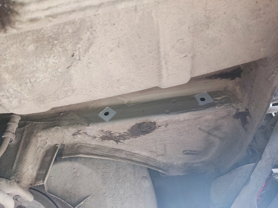 Технологические наклейки с правой стороны. — Nissan Terrano III