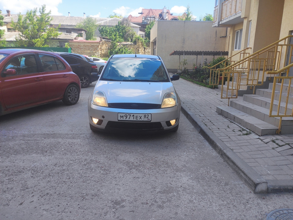 давит антифриз в расширительный бачок — Ford Fiesta (Mk V), 1,3 л, 2005 ...