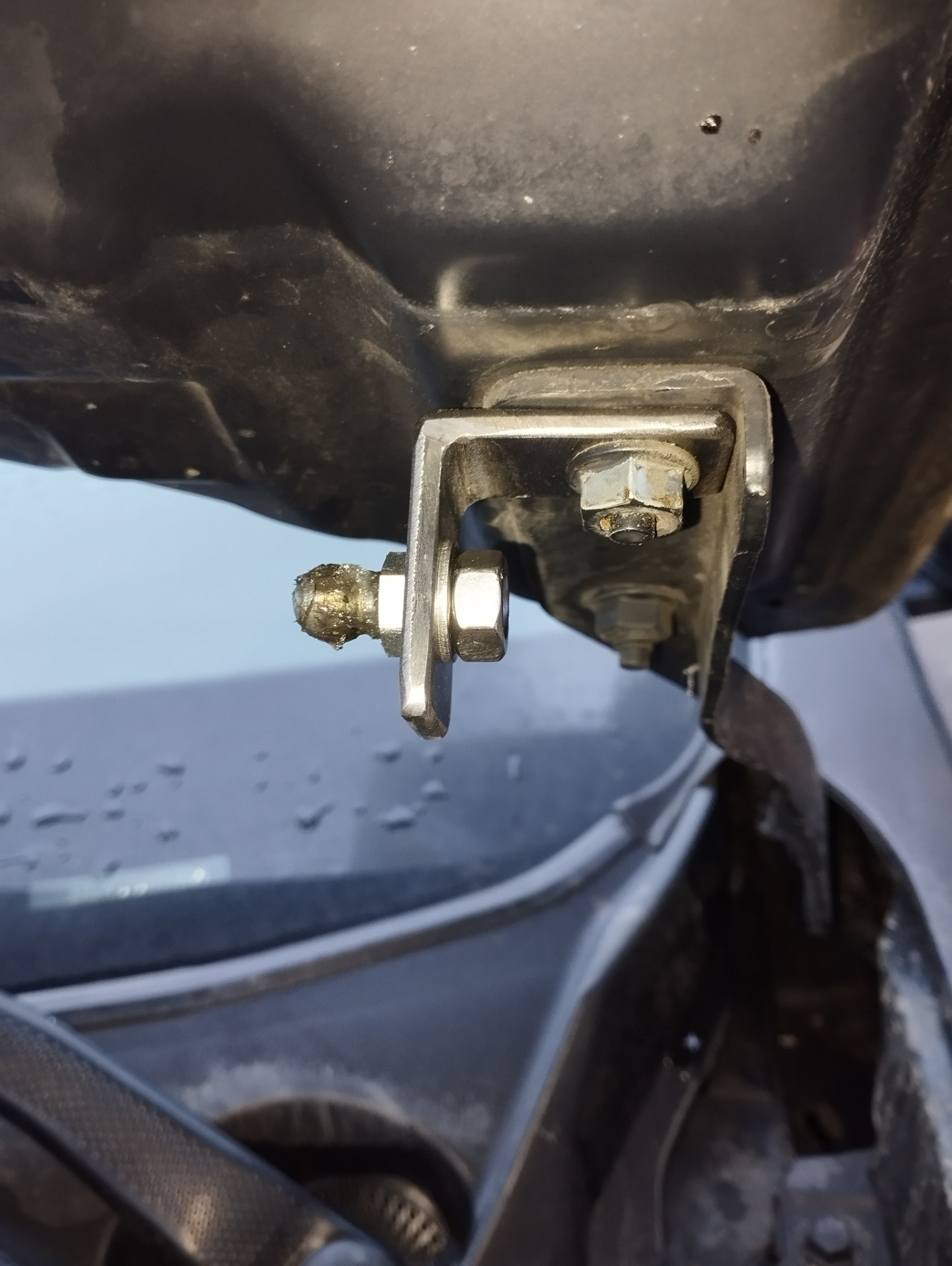 Установка газового упора капота — Nissan Qashqai (1G), 2 л, 2011 года ...