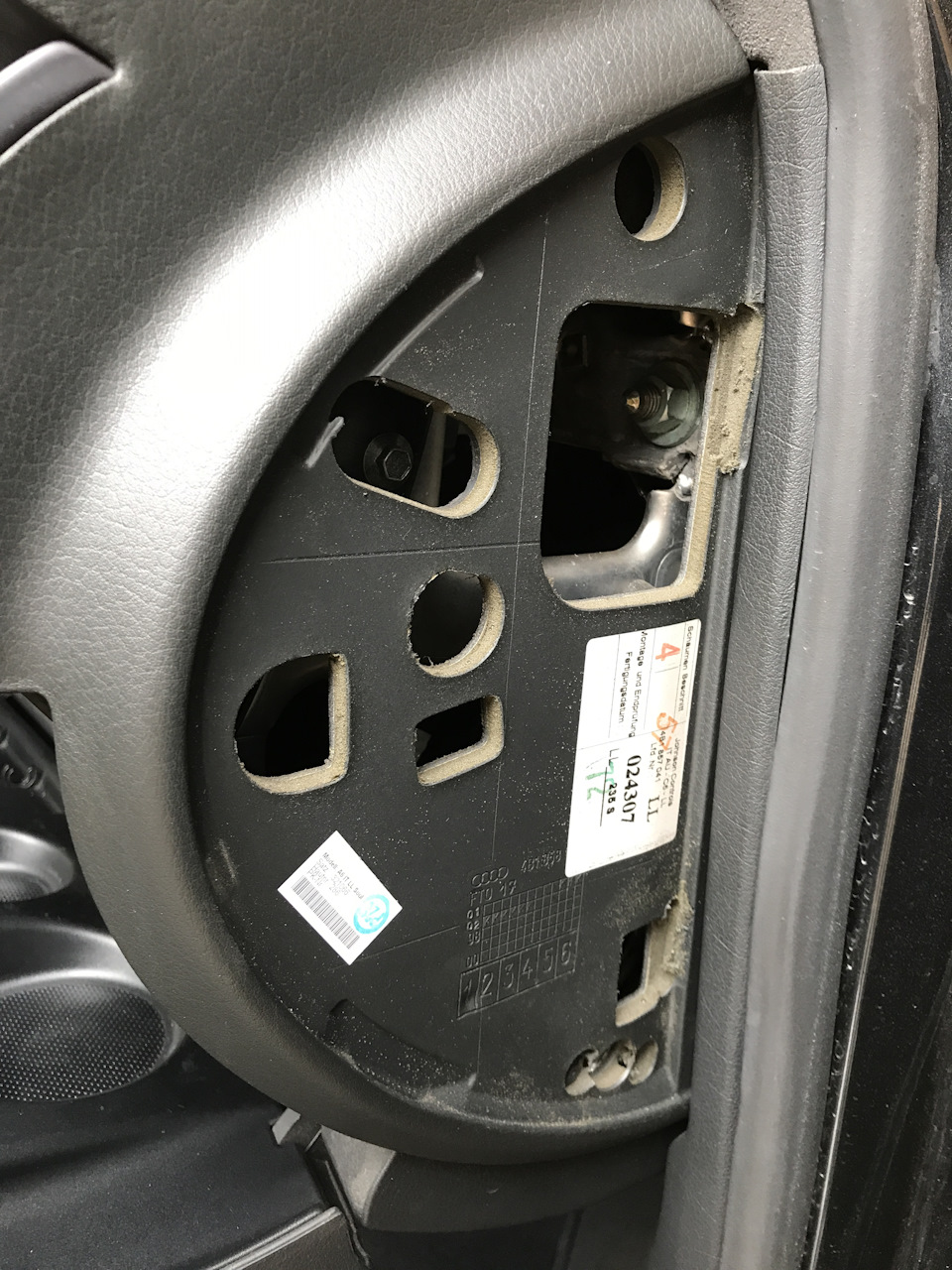 Залез в боковую панель — ничего интересного😂 — Audi Allroad (C5)