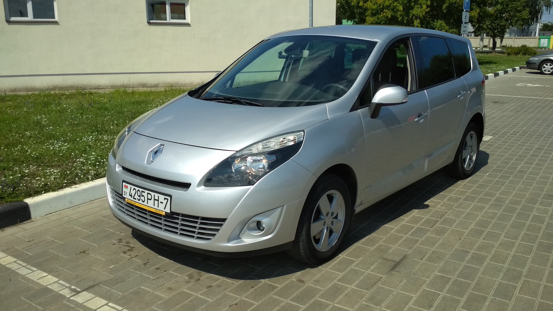 Renault scenic 2 1.5 dci. Рено Сценик 3 1.5 DCI белая.