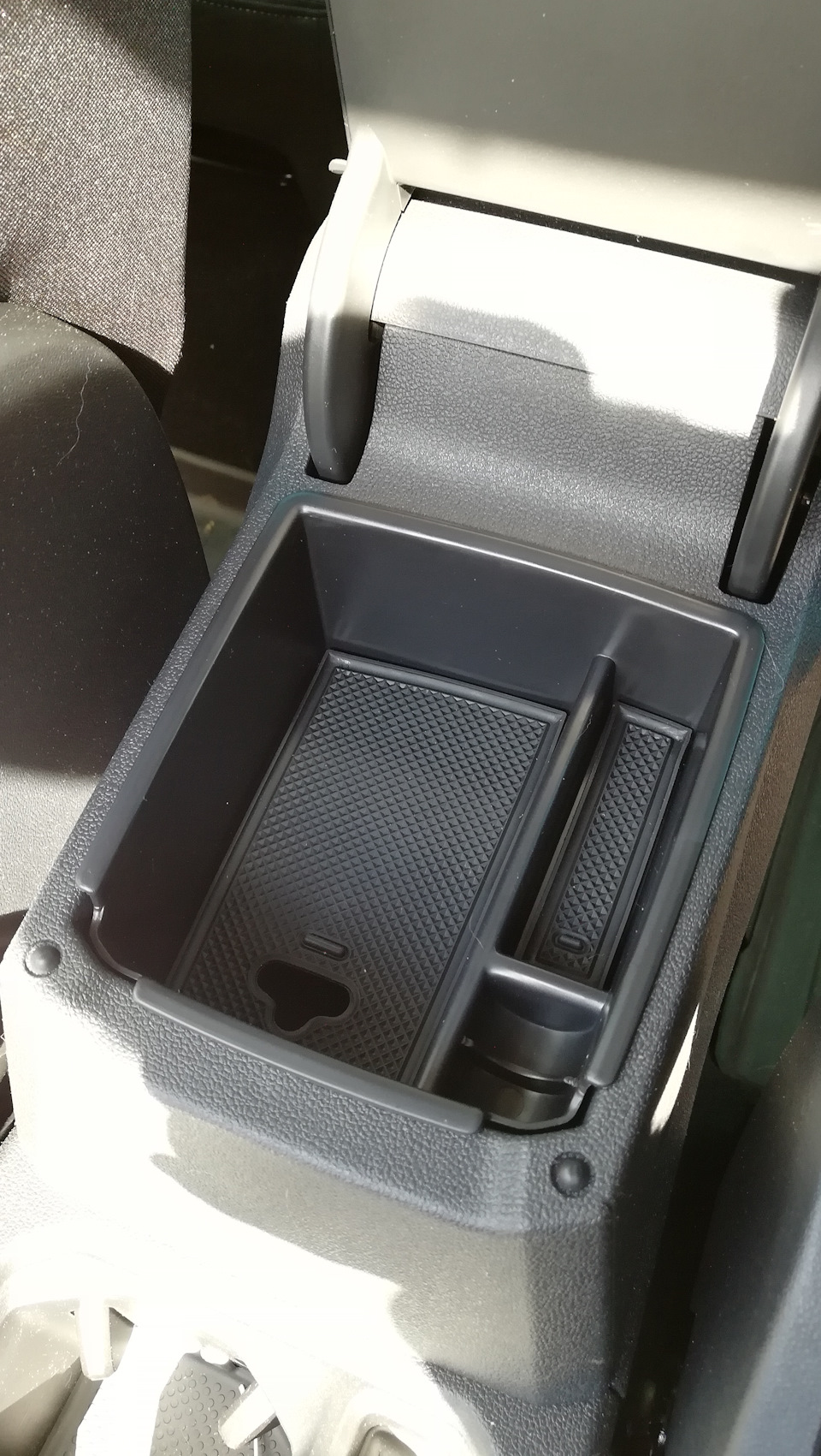 Бокс в подлокотник — Volkswagen Tiguan (2G), 1,4 л, 2019 года ...