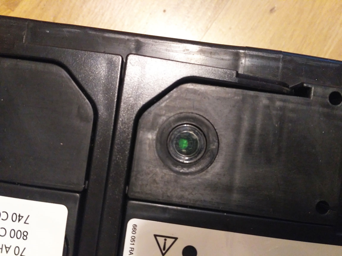 Зеленый глазок на аккумуляторе. Индикатор заряженности акб. Индикатор заряда аккумулятора автомобиля глазок. Индикатор на аккумуляторе бош. Глазок на аккумуляторе.