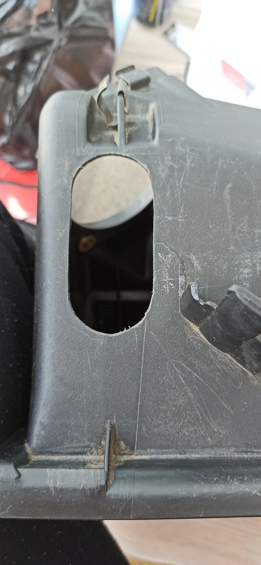 Обрезаем лишний пластик пилкой по металлу + нож + напильники. — Audi A4 (B5)