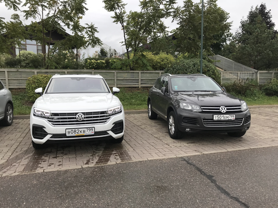 Туарег сравнение. Фольксваген Террамонт и Туарег. VW Teramont vs Touareg. Фольксваген Террамонт и Туарег сравнить рядом. Тигуан Туарег и Террамонт.