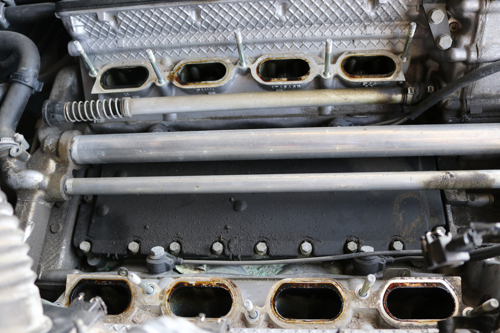 Поменял прокладку под впуском (Valley Pan Gasket) BMW E39, M62TU — BMW