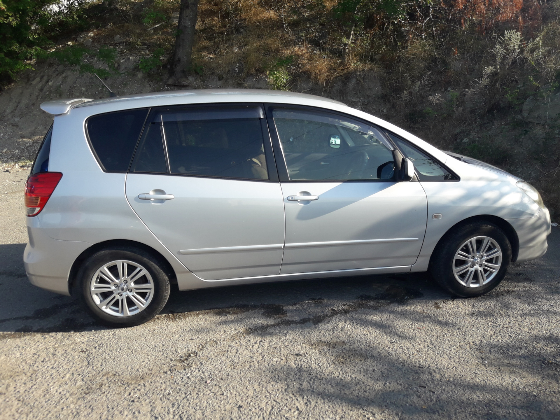 Королла спасио 2004. Toyota Corolla Spacio 2004. Toyota Spacio 2004. Тойота Спасио серебристая.