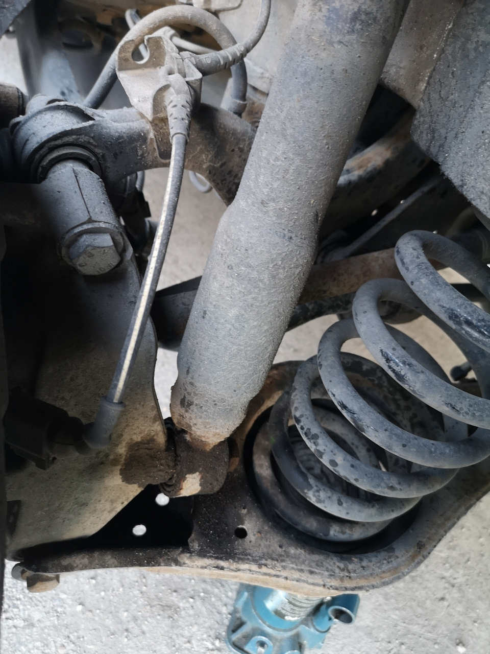 Замена задних амортизаторов своими руками. Глаза боятся, руки из *опы ...