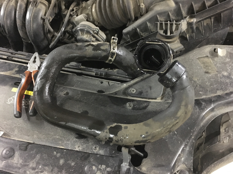 Подтекает патрубок радиатора — Volvo S80 (2G), 2 л, 2008 года | поломка ...