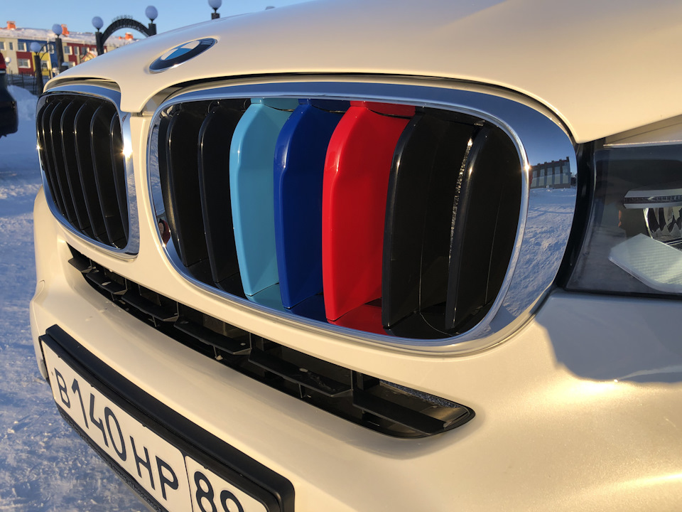 Что означают синий, фиолетовый и красный цвета логотипа BMW M