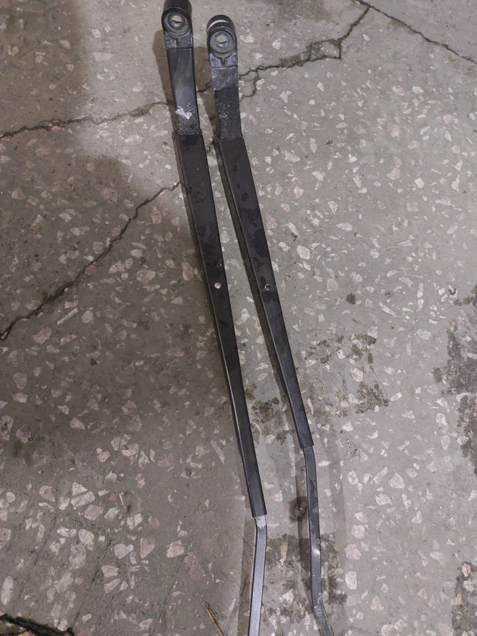 Покраска поводков дворников — Toyota Avensis II, 1,8 л, 2005 года ...