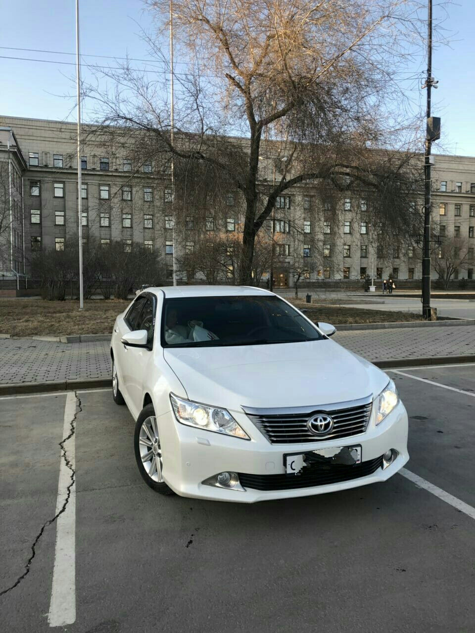 Toyota Camry 55 белый перламутр