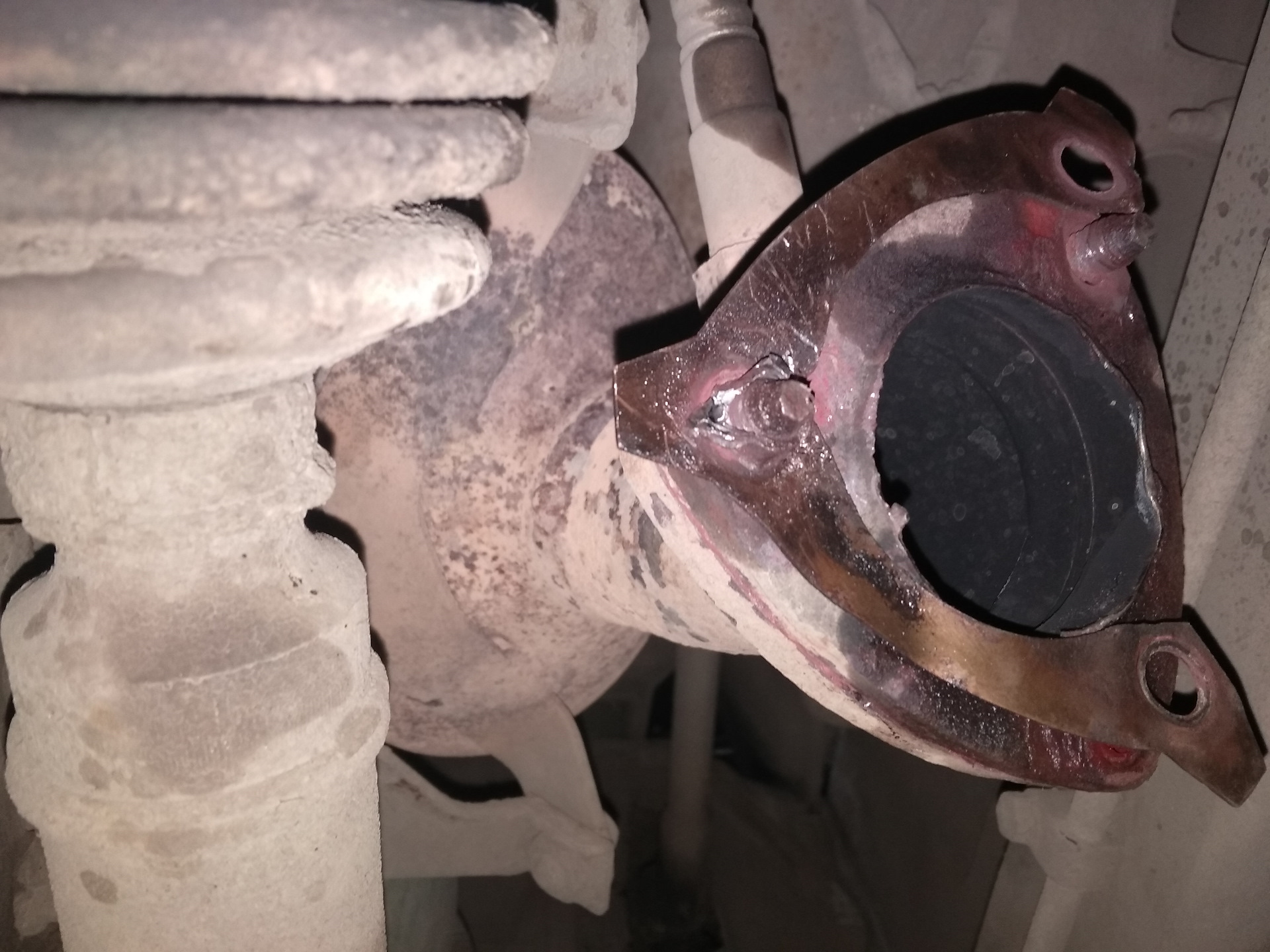 Замена резонатора (прогорел в сварном шве) — Lada Приора седан, 1,6 л ...