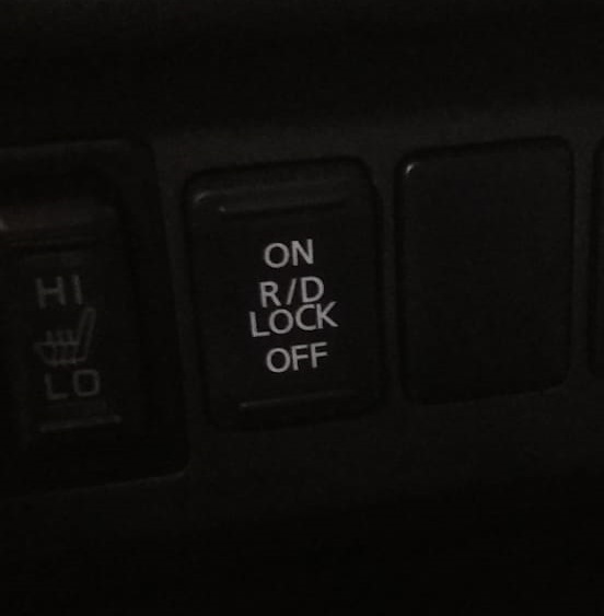 Кнопка r/d lock митсубиси паджеро. Подсветка кнопок паджеро спорт 2. Кнопка r/d lock митсубиси л200. R d lock что это. Кнопка обогрева заднего стекла bmw e34.