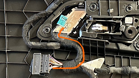 The cables make the red (way) to attached to black connector — BMW 3 series (G20)