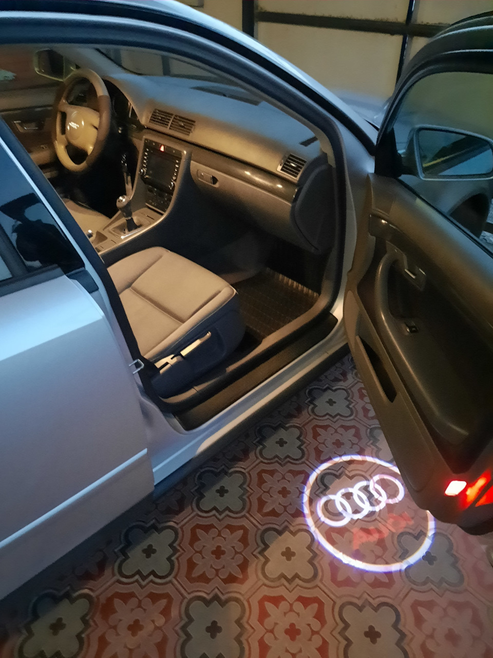 Проекция логотипа на землю — Audi A4 (B6), 1,9 л, 2001 года | электроника |  DRIVE2