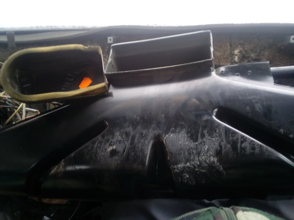 Вторая держится на 2х винтах и только на патрубке лобового, к поперечное не прикреплено. — Lada 2120 Надежда