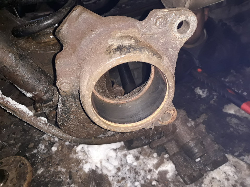 Замена заднего ступичного подшипника — Volkswagen Transporter T4, 1,9 л ...