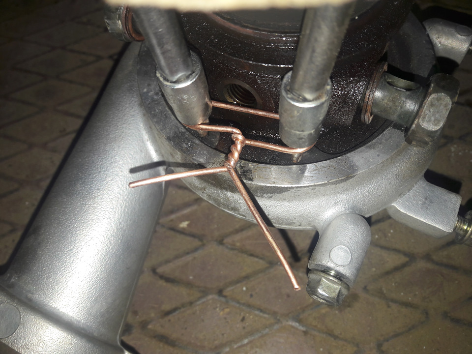 На отвертке и удлинителе соответствующие по размеру насадки звезда и шестигранник из набора — Mitsubishi Lancer IX