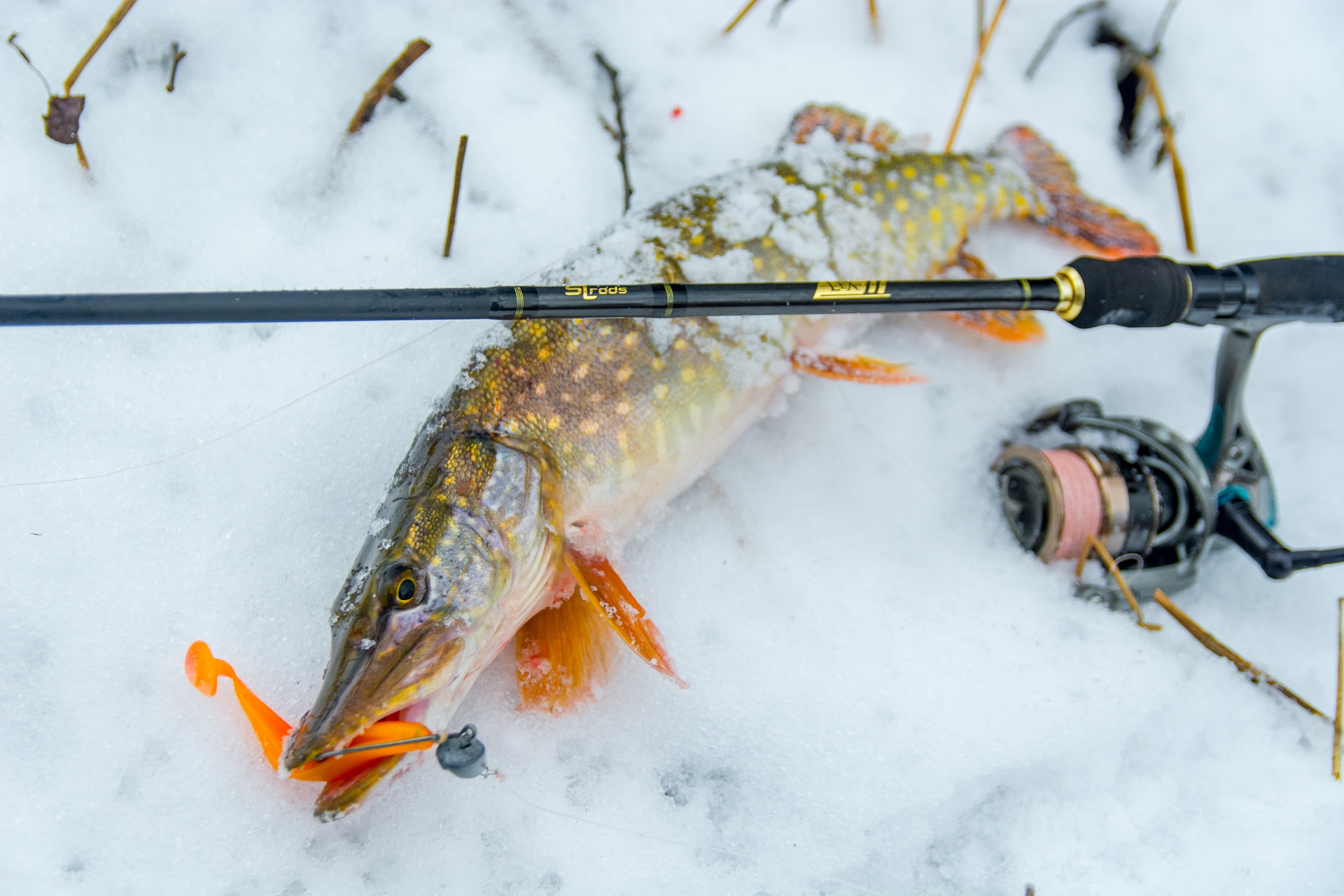 На что ловить щуку в марте. Зимний спиннинг. Щука на спиннинг. Спиннинг для рыбалки на щуку. Рыбалка на спиннинг зимой.