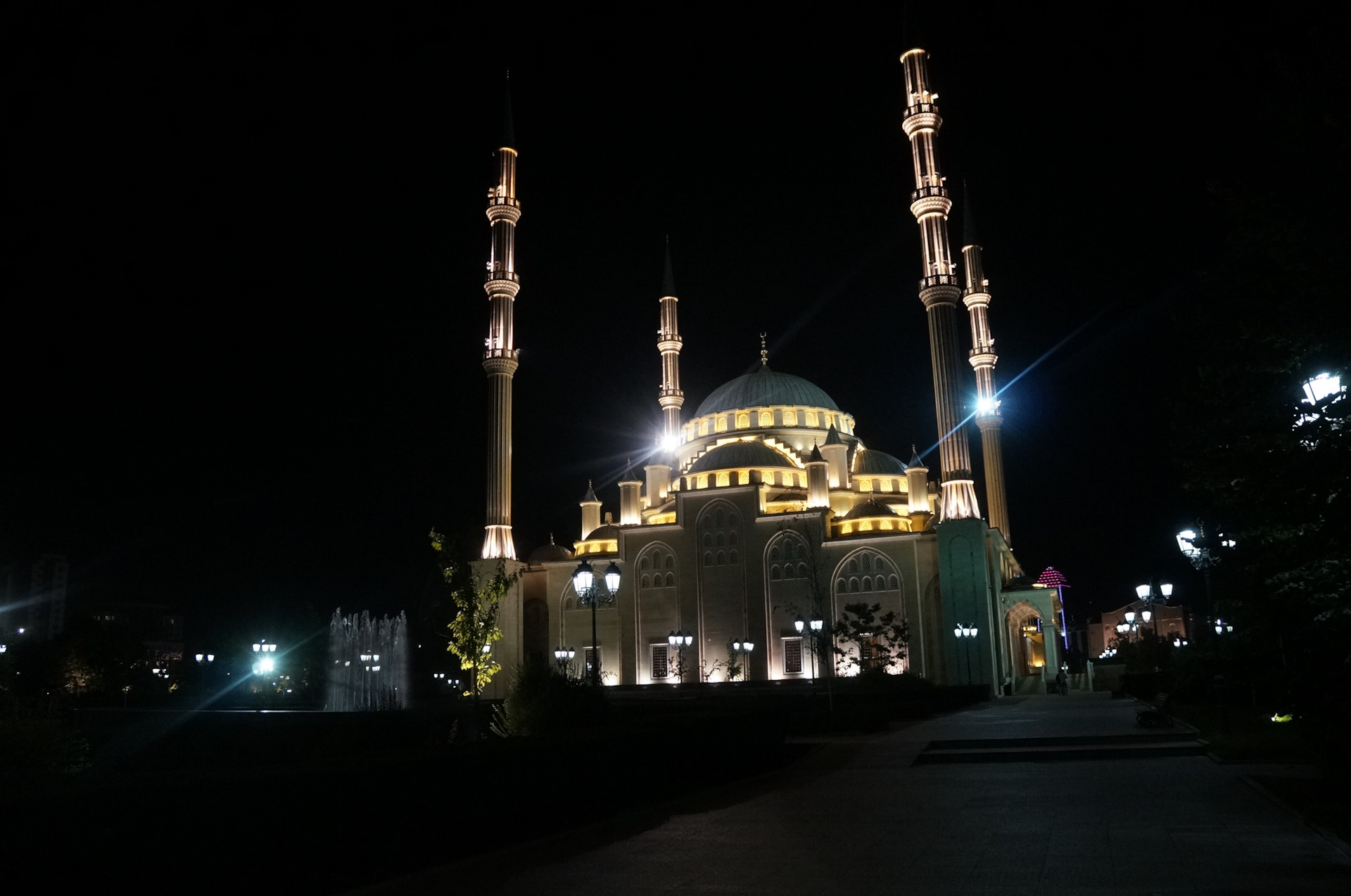 Мечеть в Грозном ночью