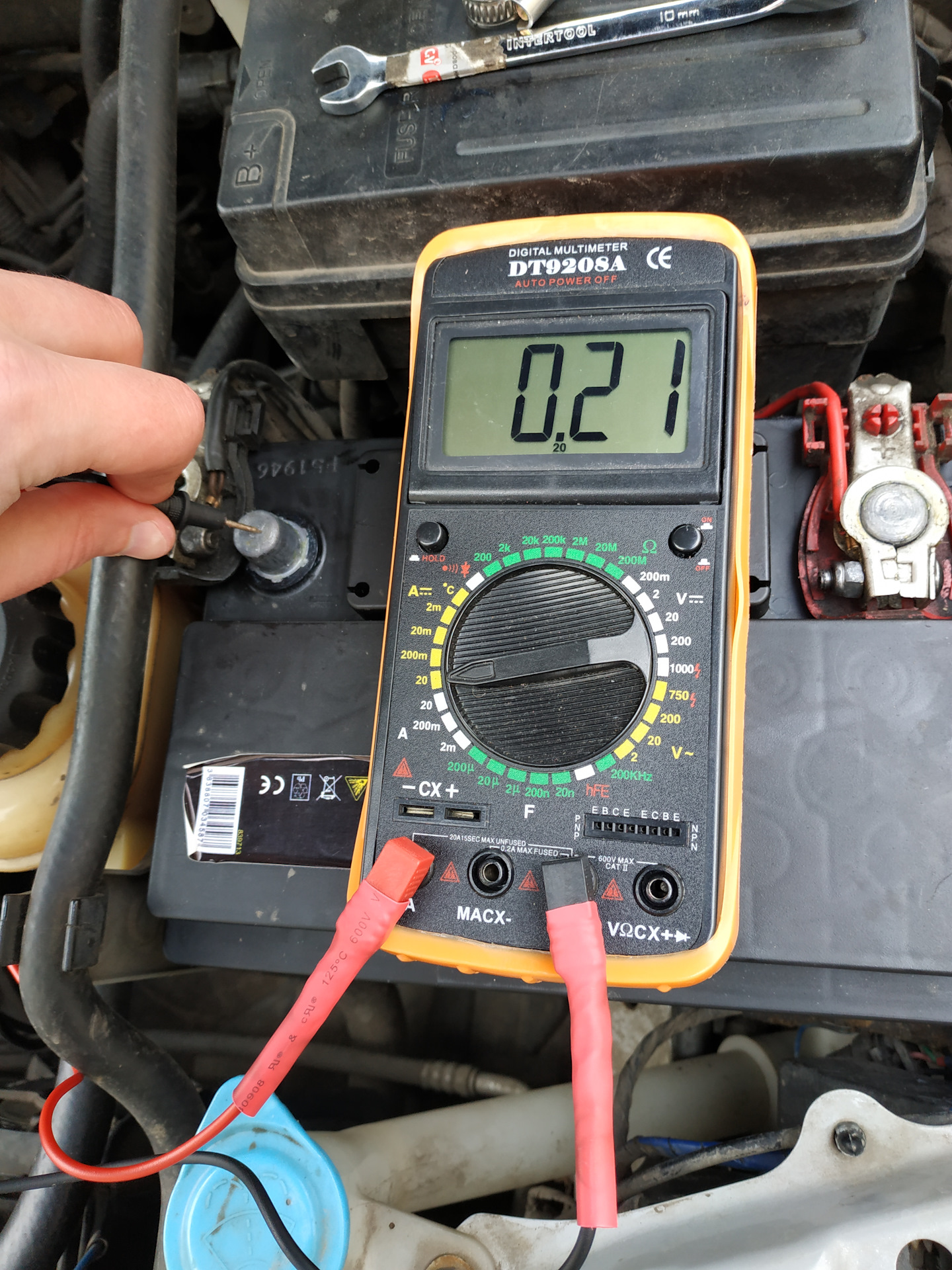 Проверить утечку тока на ваз. Измерение напряжения АКБ мультиметром dt831. Мультиметр измерение напряжения 12 вольт. Измеритель утечки напряжения АКБ авто. Ток утечки тестером на АКБ.