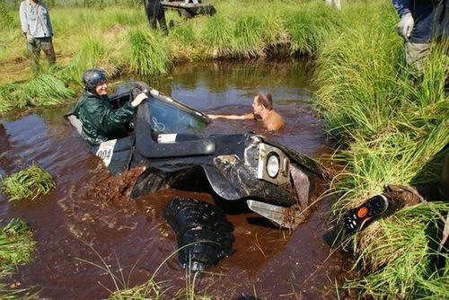 Затонувшие автомобили в болоте