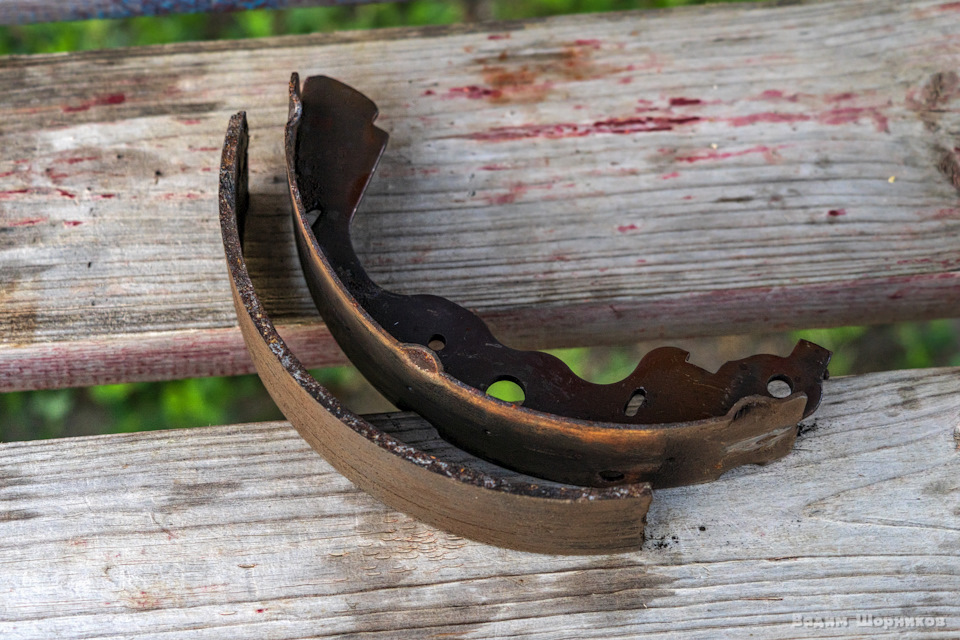 Замена задних тормозных колодок — Lada Ларгус, 1,6 л, 2014 года ...